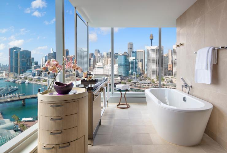 Phòng tắm sang trọng với tầm nhìn, SOFITEL Sydney Darling Harbour, Sydney, New South Wales © Sofitel Sydney Darling Harbour