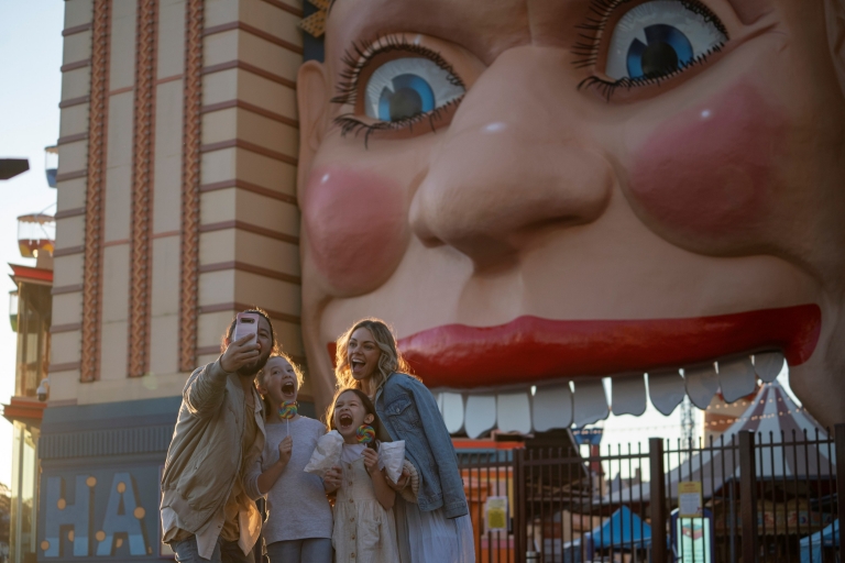 Gia đình tại Luna Park, Sydney, New South Wales © Destination NSW