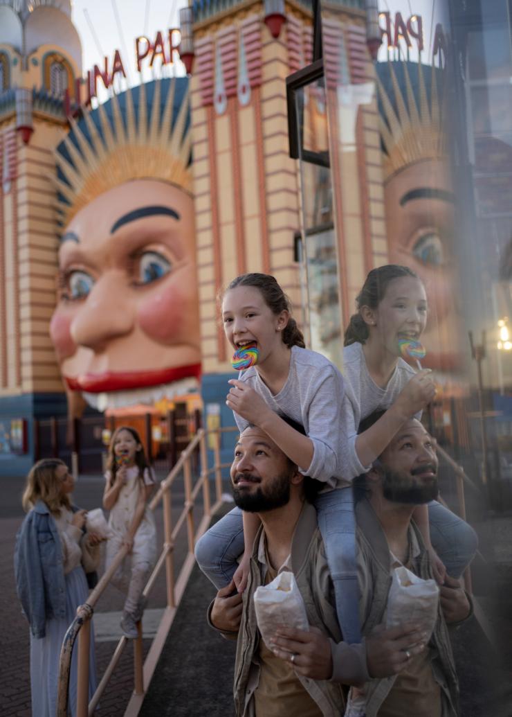 Gia đình tại Luna Park, Sydney, New South Wales © Destination NSW