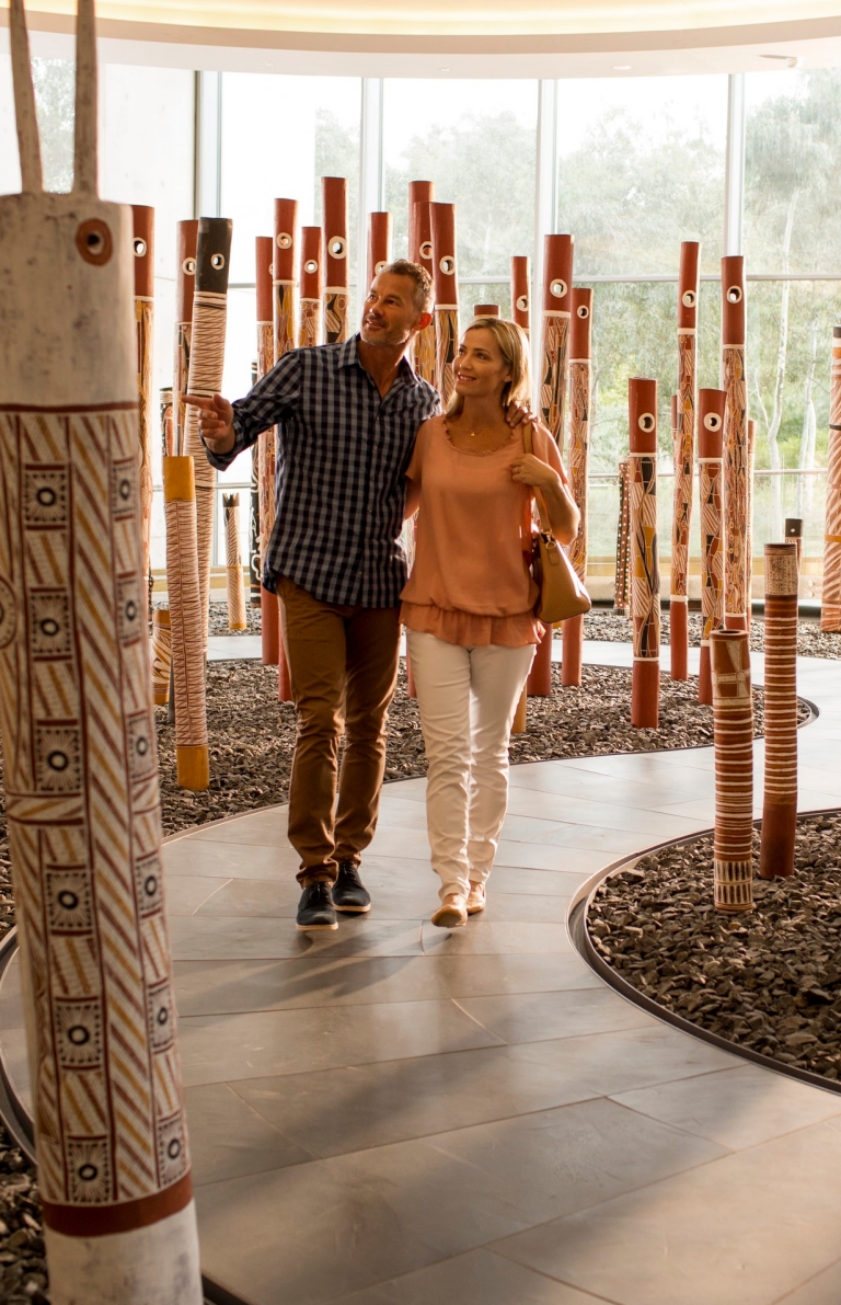 Đài tưởng niệm thổ dân, Phòng trưng bày Quốc gia Úc, Canberra, Lãnh thổ Thủ đô Úc Du © lịch Úc