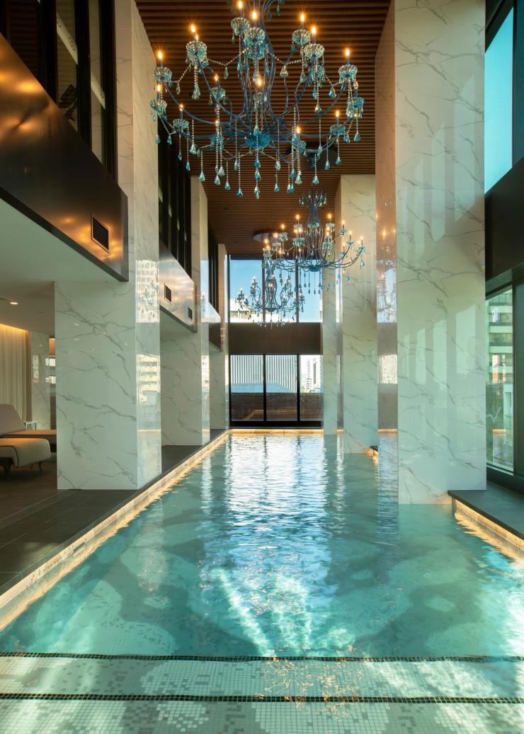南澳阿德萊德Sofitel Adelaide的游泳池,碧藍色的池水波光粼粼,高樓底建築物內還有白色的大理石柱和藍色的吊燈©Sofitel Adelaide 南澳阿德萊德Sofitel Adelaide的游泳池,碧藍色的池水波光粼粼,高樓底建築物內還有白色的大理石柱和藍色的吊燈©Sofitel Adelaide