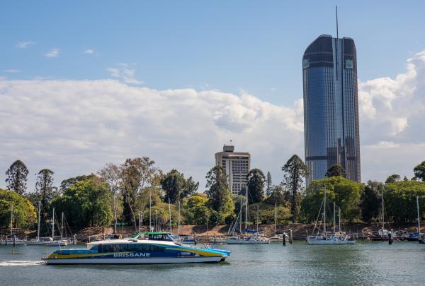 於昆士蘭州布里斯本的布里斯本河上航行的City Cat渡輪©昆士蘭旅遊及活動推廣局