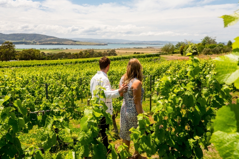 情侶位於荷伯特附近的卡爾河葡萄園（Coal River Vineyard）©Alastair Bett