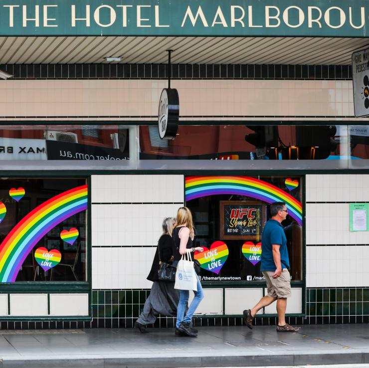 在Newtown的行人途經Hotel Marlborough©Katherine Griffiths,悉尼市議會 在Newtown的行人途經Hotel Marlborough©Katherine Griffiths,悉尼市議會