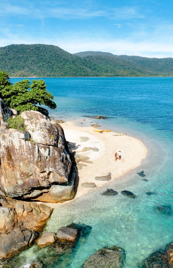 從空中俯瞰一對情侶在昆士蘭州（Queensland）聖靈群島的Salty Dog歷險之旅中沿著海灘散步©昆士蘭旅遊及活動推廣局