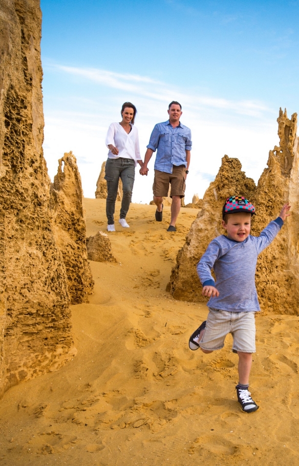 家庭正在探索西澳州（Western Australia）南邦國家公園（Nambung National Park）的尖峰石陣（The Pinnacles）©西澳州旅遊局/David Kirkland