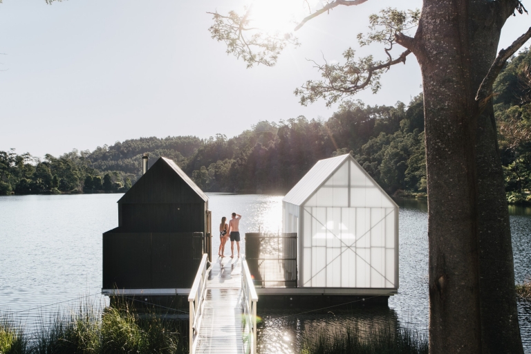 塔斯曼尼亞德比的Floating Sauna Lake Derby©Floating Sauna Lake Derby/Anjie Blair