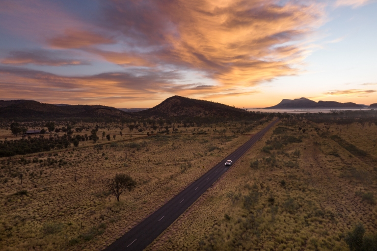 北領地西麥克唐奈爾山脈（West MacDonnell Ranges）©Sean Scott/北領地旅遊局