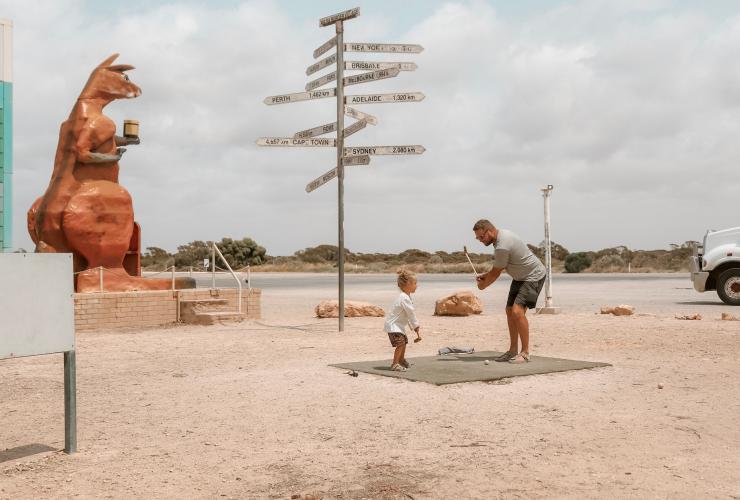 一對父子在南澳州納拉伯Nullarbor Links Golf上打高爾夫球©Carly Kruger