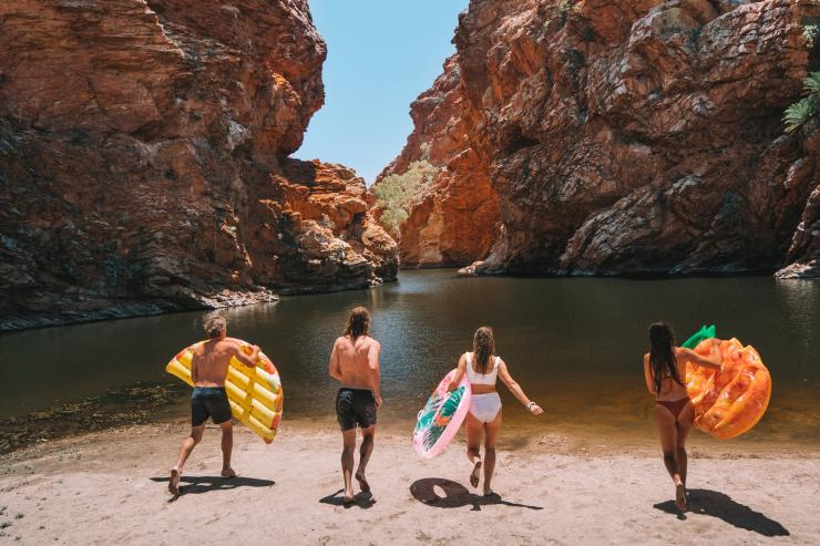 北領地（Northern Territory）西麥克唐奈爾山脈（West MacDonnell Ranges）艾勒里溪大水潭（Ellery Creek Big Hole）©北領地旅遊局/Salty Aura