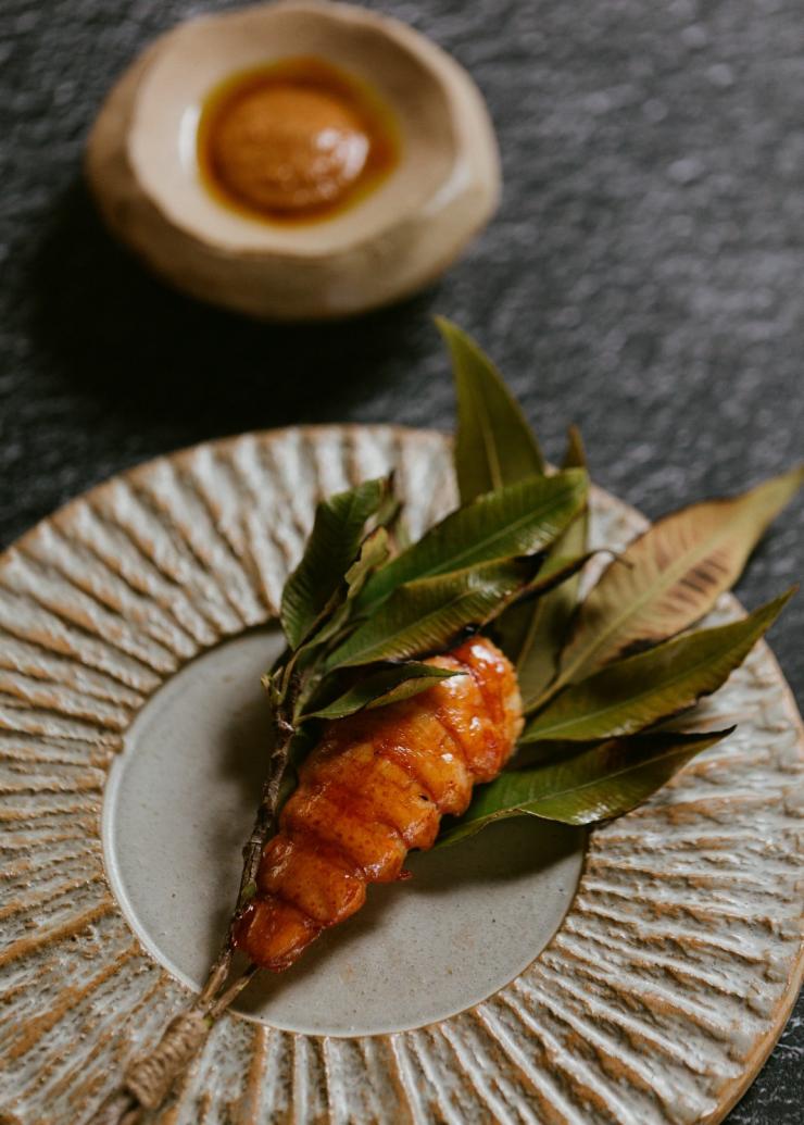 從上拍攝南澳阿德萊德Restaurant Botanic一碟賣相精緻的菜式,看似擺著淋上醬汁的香橙和海鮮,底下有幾片綠色菜葉©Jonathan van der Knaap 從上拍攝南澳阿德萊德Restaurant Botanic一碟賣相精緻的菜式,看似擺著淋上醬汁的香橙和海鮮,底下有幾片綠色菜葉©Jonathan van der Knaap
