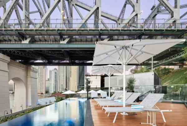 昆士蘭州布里斯本范陶佐的池邊©Furn-niche