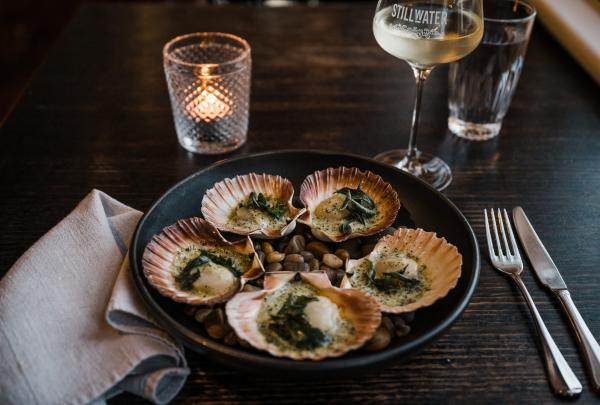朗塞斯頓Stillwater餐廳的扇貝菜色©C&B Creative/Stillwater餐廳