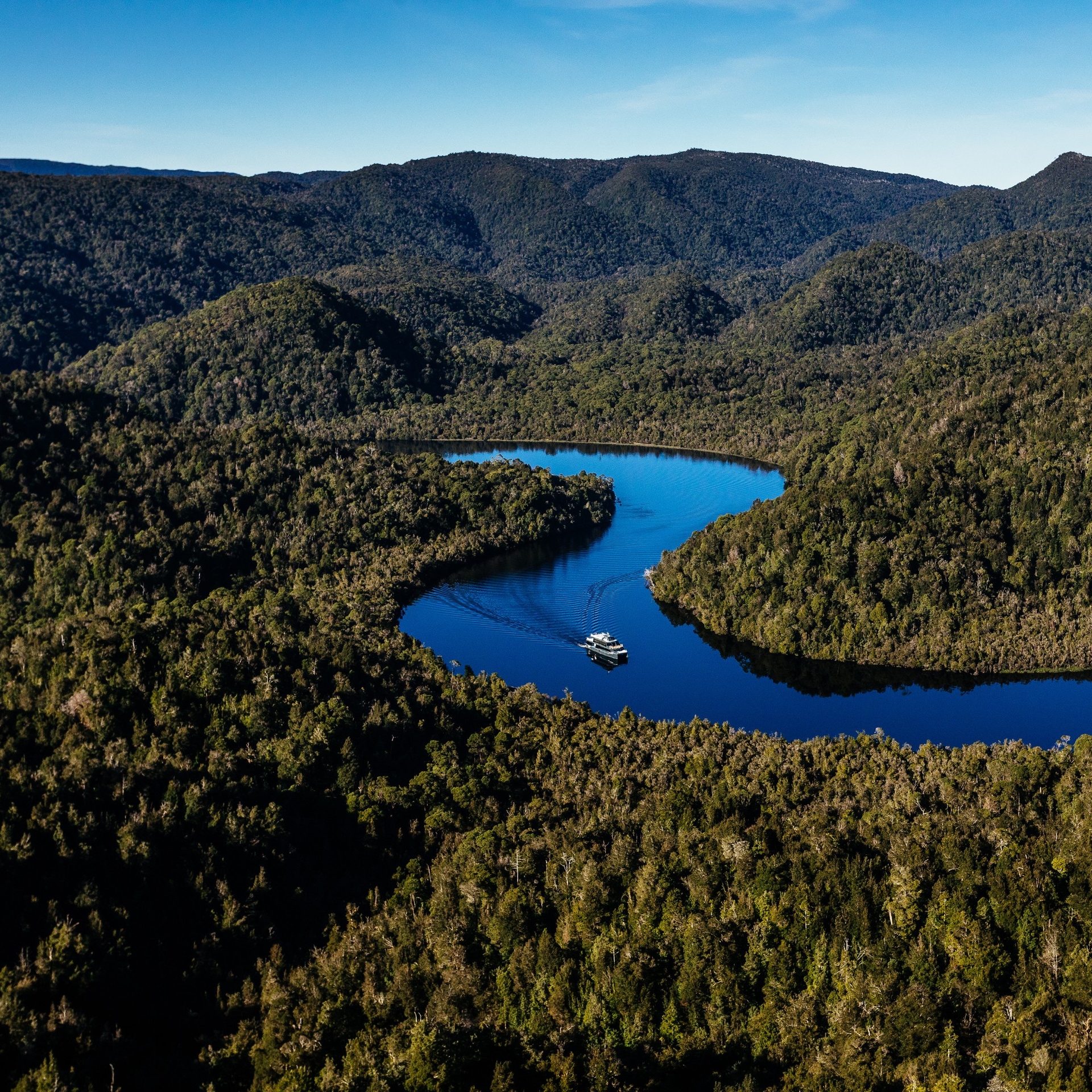  佛蘭克林戈登原野河國家公園（Franklin-Gordon Wild Rivers National Park）戈登河（Gordon River）上行駛的小船©塔斯曼尼亞旅遊局