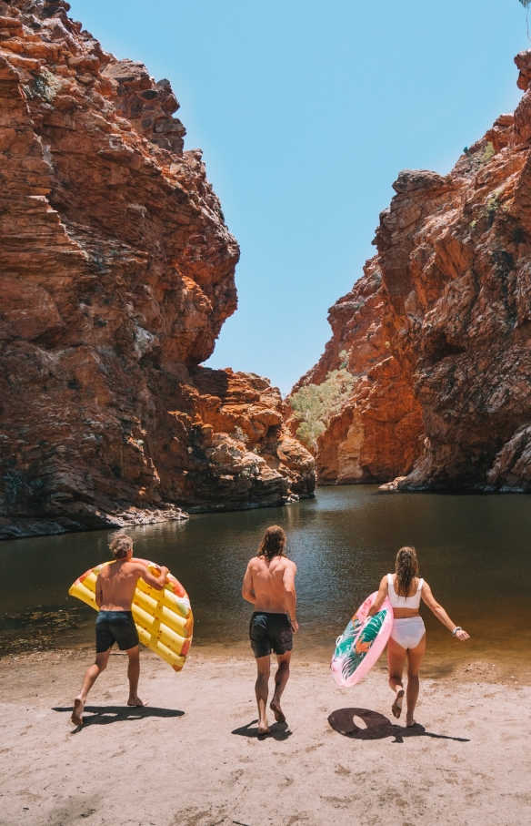 北領地（Northern Territory）西麥克唐奈爾山脈（West MacDonnell Ranges）艾勒里溪大水潭（Ellery Creek Big Hole）©北領地旅遊局/Salty Aura