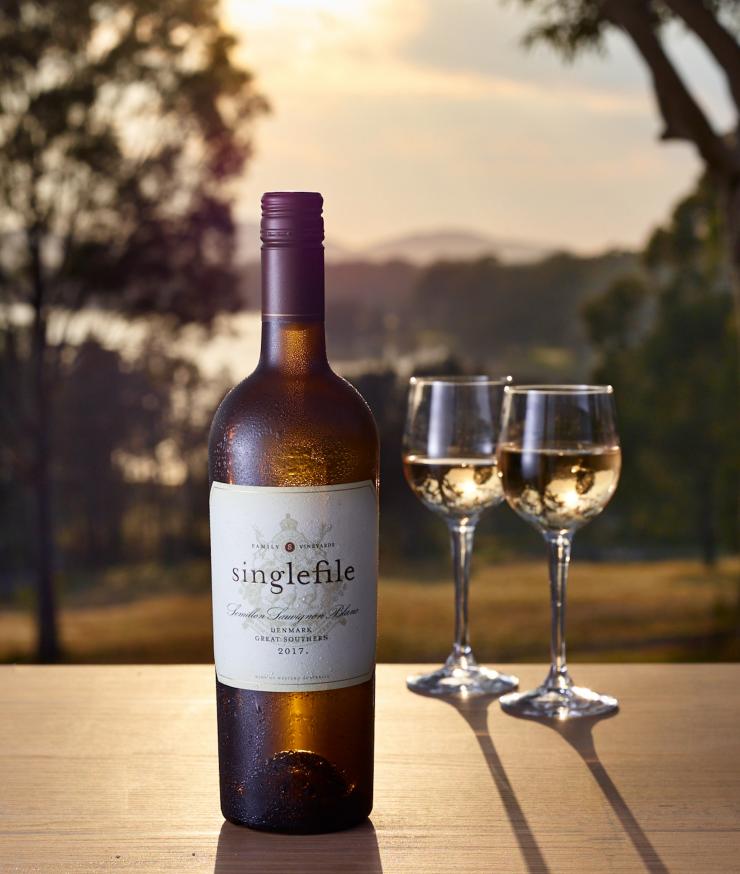 2杯のシングルファイル・ワイン © Singlefile Wines
