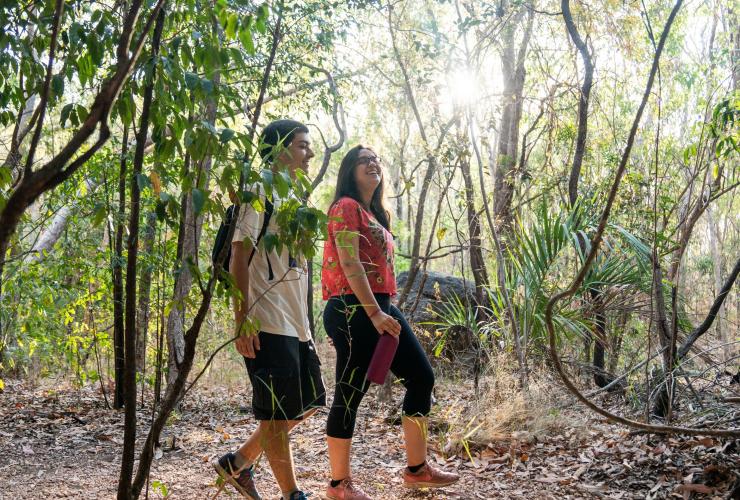 Zwei Freunde wandern während eines Working Holidays durch das Buschland in der Nähe des Mercure Kakadu Crocodile Hotels, Kakadu, Northern Territory © Tourism NT/Kane Chenoweth