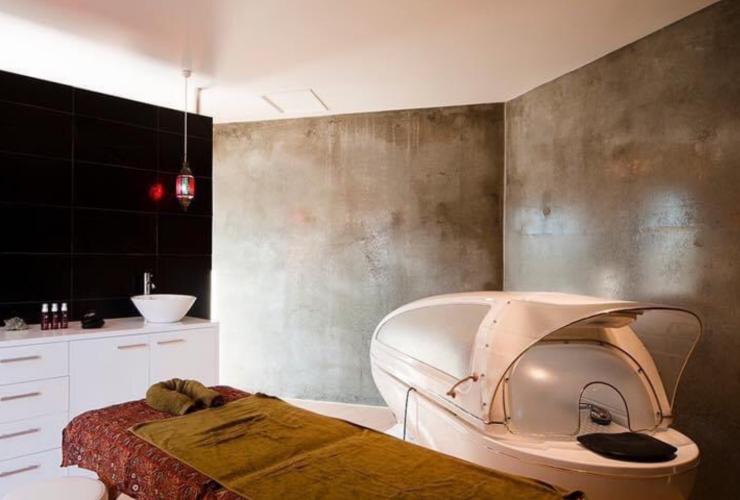 Ein Massageraum mit Massageliege und Ausstattung im Harmony Hill Health Retreat, Hobart, Tasmanien © Harmony Hill Health Retreat