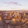 Luftaufnahme der schroffen Sand- und Lehmformationen der Walls of China, Mungo National Park, New South Wales © Destination NSW