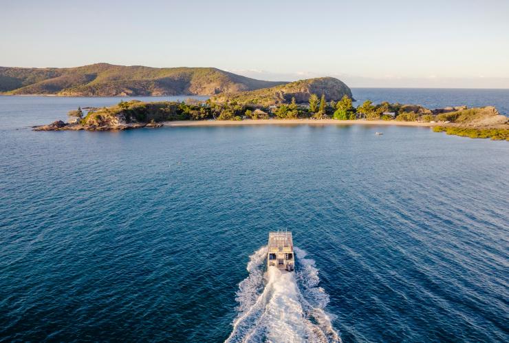Luftaufnahme eines Boots, das Pumpkin Island ansteuert, Capricorn, Queensland © Tourism and Events Queensland