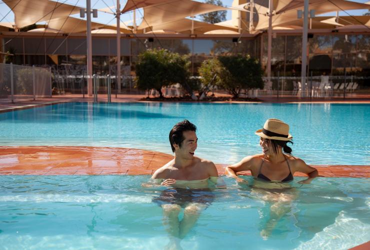 Piscina Sails in the Desert, Ayers Rock Resort, Uluru, Northern Territory © Tourism Northern Territory