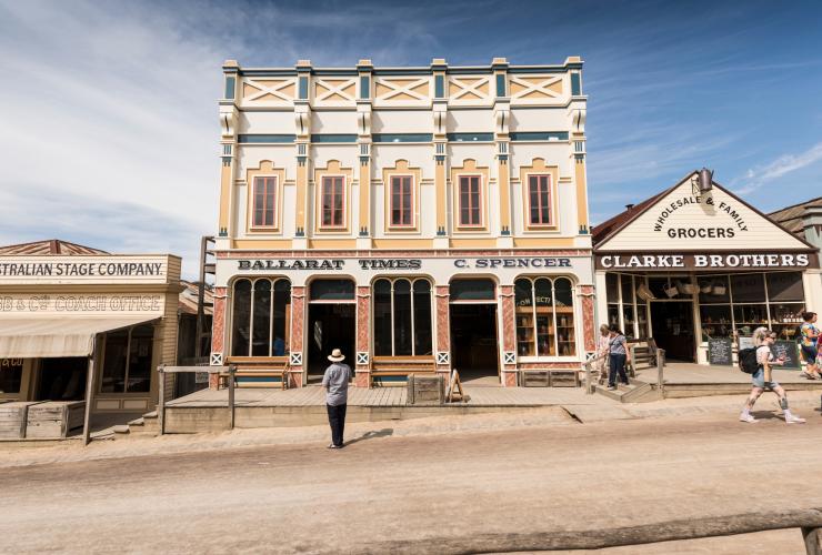 Persone che passeggiano lungo una strada fiancheggiata da edifici storici a Sovereign Hill, Ballarat, Victoria © Visit Victoria