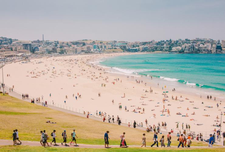 Bondi Beach, Sydney, New South Wales © Tourism Australia