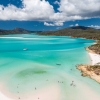 Vista aerea verso Whitehaven Beach da Hill Inlet nelle Whitsunday © Tourism and Events Queensland