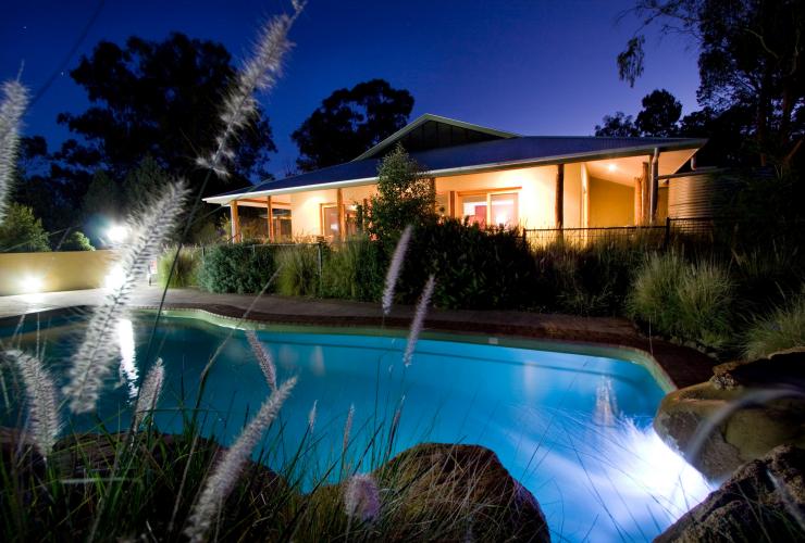 Piscina fuori da un'accomodation di notte presso lo Zoofari Lodge, Taronga Western Plains Zoo, Dubbo, New South Wales © Taronga Western Plains Zoo