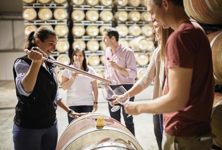 Gruppo di persone che partecipano a un tour con degustazioni al Brown Brothers, Milawa, Victoria © Brown Brothers
