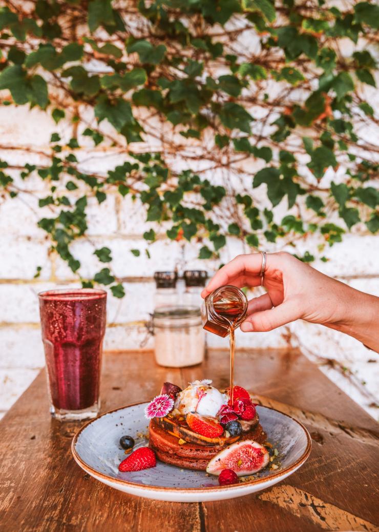 Commune Cafe, Burleigh Heads, Queensland © Tourism and Events Queensland