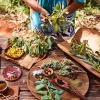 Ingredienti locali su un tavolo all'Ayers Rock Resort © Voyages
