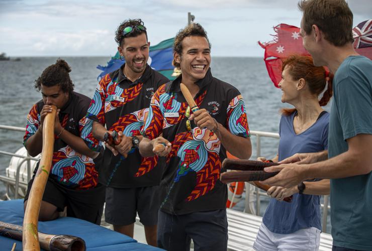 クイーンズランド州、ケアンズ、ドリームタイム・ダイブ＆シュノーケル © Tourism Australia
