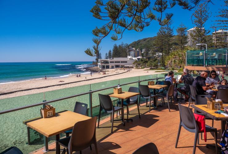 クイーンズランド州、バーレー・ヘッズ、バーレー・ヘッズ・サーフ・クラブ © Tourism Australia