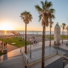 南オーストラリア州（SA）、アデレード（Adelaide）、グレネルグ （Glenelg）、グレネルグ・ビーチ（Glenelg Beach）、モズレー・スクエア（Moseley Square） © Tourism Australia