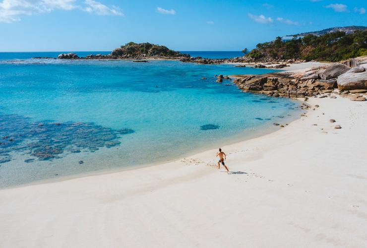 クイーンズランド州、リザード島、サンセット・ビーチ © Tourism Australia