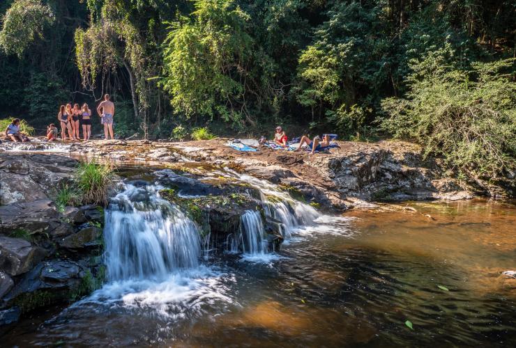 クイーンズランド州、サンシャイン・コースト・ヒンターランド、ガーデナー・フォールズ © Tourism and Events Queensland
