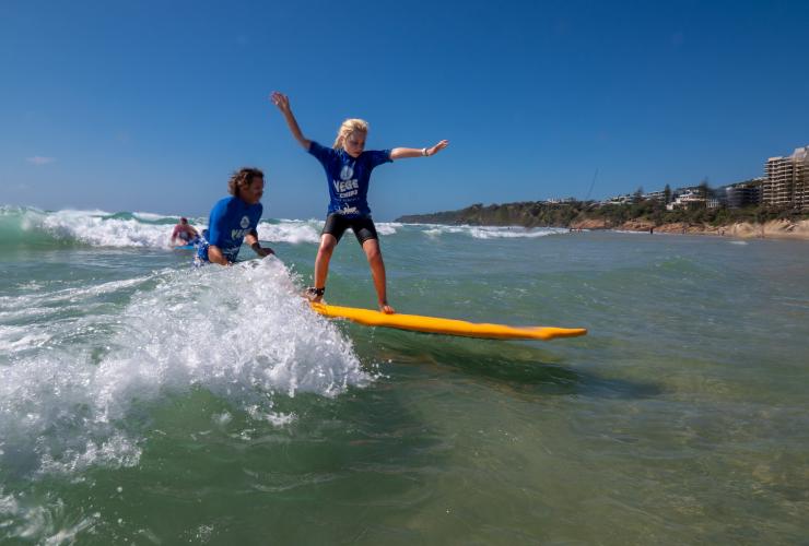 クイーンズランド州、サンシャイン・コースト、クーラム・サーフ・スクール © Tourism and Events Queensland