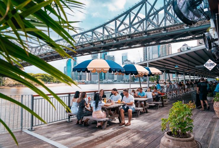 クイーンズランド州、ブリスベン、ハワード・スミス・ワーブズの屋外席 © Tourism and Events Queensland