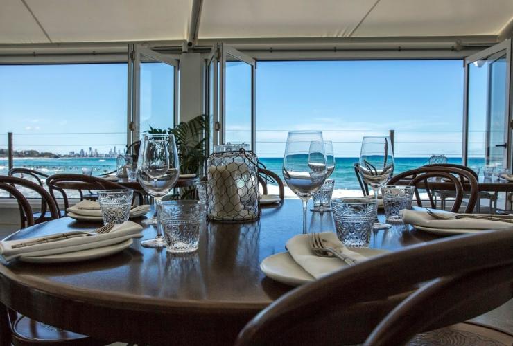 クイーンズランド州、ゴールド・コースト、リック・ショアーズ © Tourism and Events Queensland