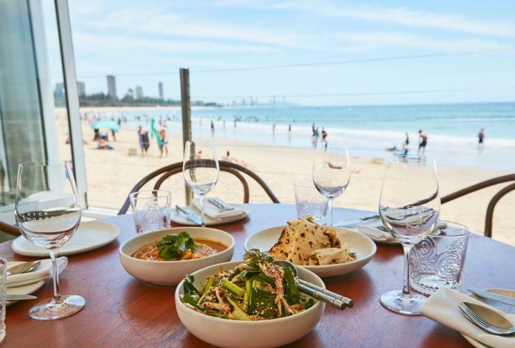 クイーンズランド州、ゴールド・コースト、リック・ショアーズ © Tourism and Events Queensland