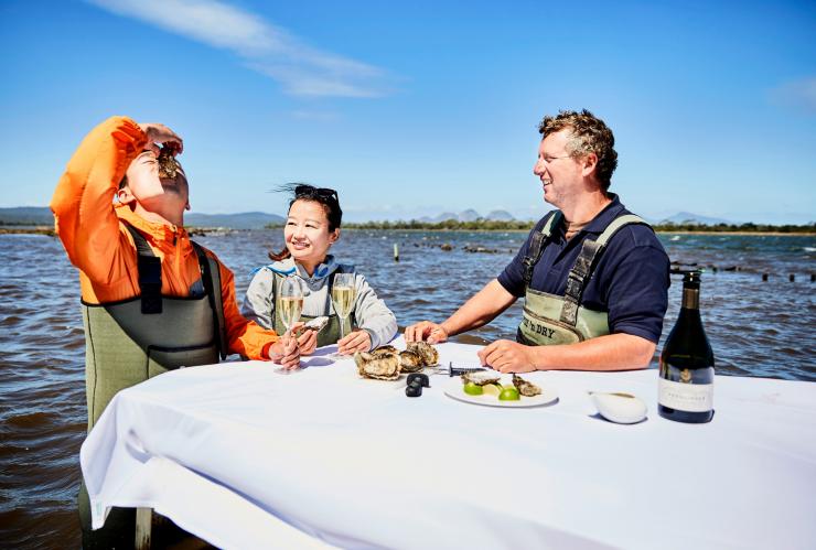 タスマニア州、フレシネ国立公園、サファイア・フレシネ・マリン・オイスター・ファーム・エクスペリエンス © Tourism Tasmania