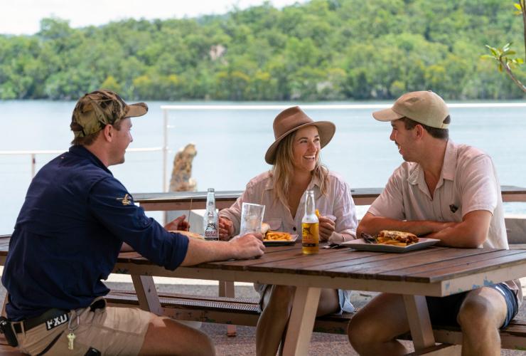 ノーザンテリトリー、ダーウィン、エアボーン・ソリューションズ・ヘリコプターツアー © Tourism Australia