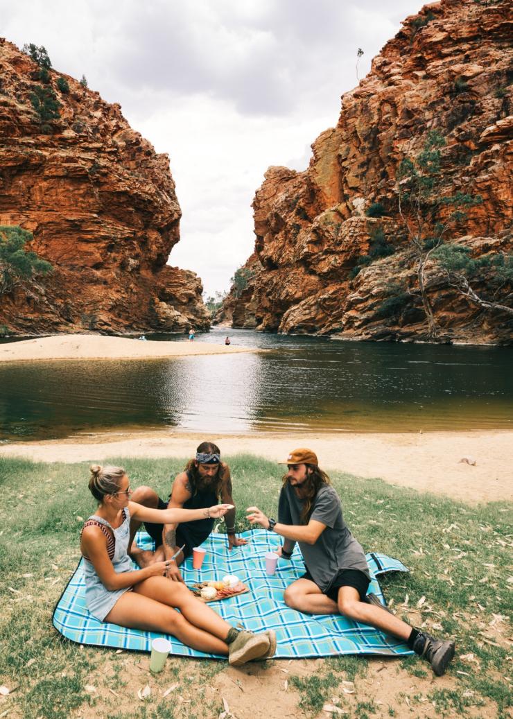 ノーザンテリトリー、西マクドネル山脈、エルリー・クリーク・ビッグ・ホール © Tourism NT/Laura Bell
