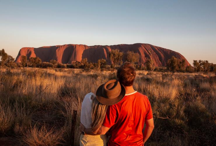 ノーザンテリトリー、ウルル、日の出 © Tourism Australia/Nicholas Kavo