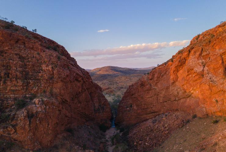 ノーザンテリトリー、西マクドネル山脈、シンプソンズ・ギャップの空撮写真 © Tourism NT/Backyard Bandits