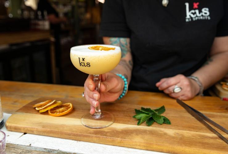南澳州袋鼠島Kangaroo Island Spirits釀酒廠內調酒師把一杯雞尾酒從吧檯一邊遞到另一邊的特寫鏡頭©南澳州旅遊局