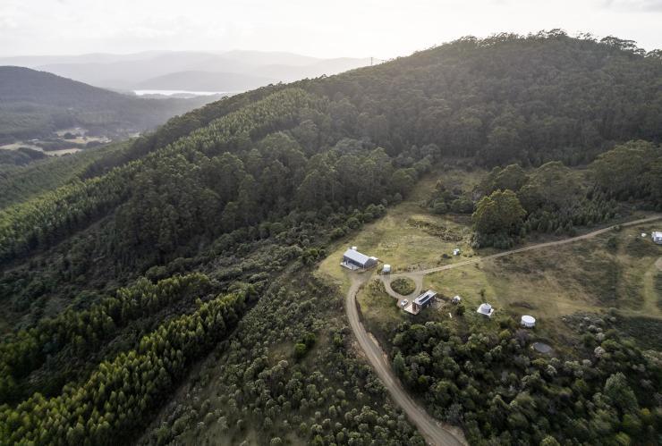 空中俯瞰塔斯曼尼亞塔斯曼半島上坐落於山頂的McHenry Distillery釀酒廠，周圍是樹林©澳洲旅遊局