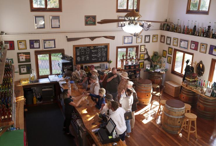 空中俯瞰昆士蘭州布里斯本天寶林山釀酒廠Vino Bus品酒團的團友正在享受品酒體驗©昆士蘭旅遊及活動推廣局