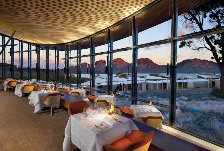 塔斯曼尼亞歌斯灣Saffire Freycinet的Palate Restaurant內沿著落地大窗擺放餐桌，讓客人可飽覽菲欣納國家公園景色©Saffire Freycinet